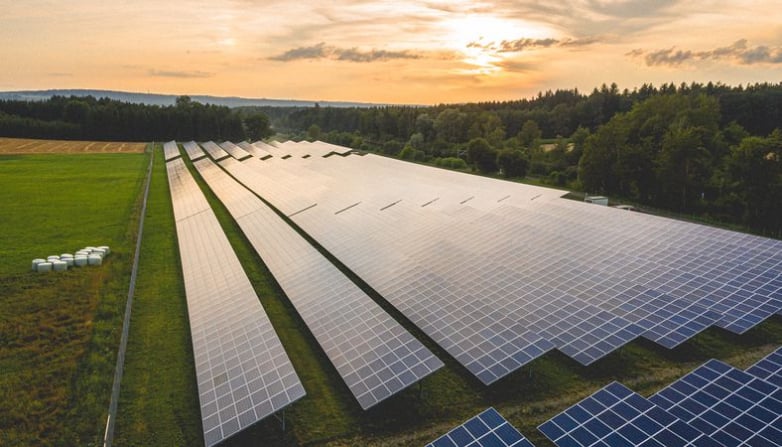 Solar significantly beating even cheapest fossil fuels on price, IRENA study finds