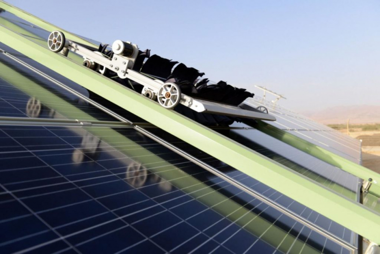Azure Power pens 400MW robot PV panel cleansing handle Ecoppia