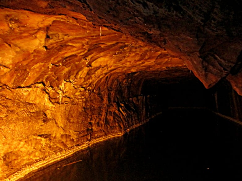 Hydrogen storage space in French salt caves