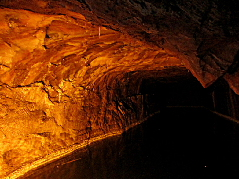 Hydrogen storage space in French salt caves