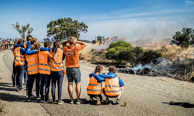 Leading car in World Solar Challenge bursts into flames