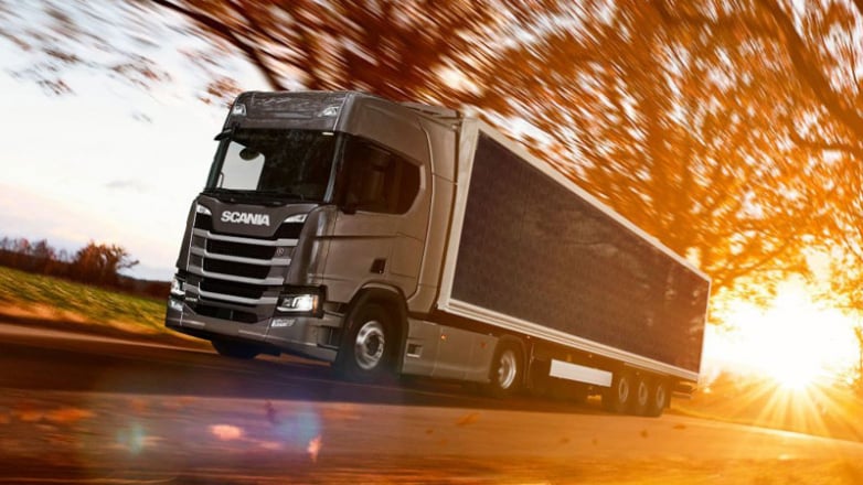 Scania begins checking semi-truck trailer covered in photovoltaic panels