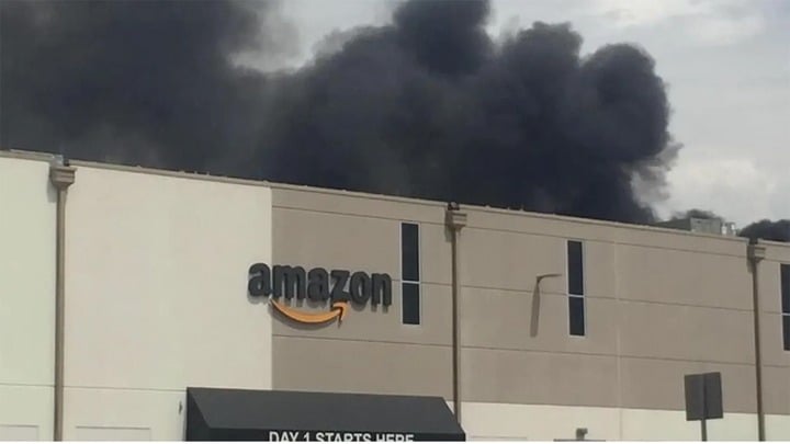 Amazon briefly shuts down solar roofs in all US facilities due to fires