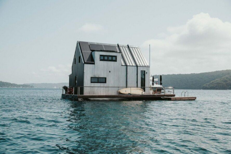 100% solar-powered floating villa