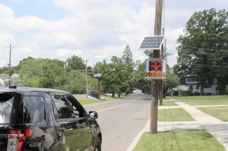 Radar Speed Signs vs. Traditional Speed Control : What Works Best ? Radar Speed Signs vs. Traditional Speed Control : What Works Best ?