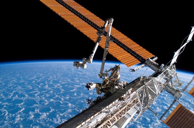 The US Air Force Plans to Transmit Solar Power Collected in Space down to the Ground