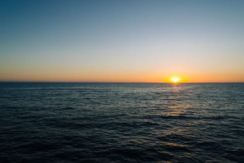 Desalinating water with mobile solar-powered gadgets