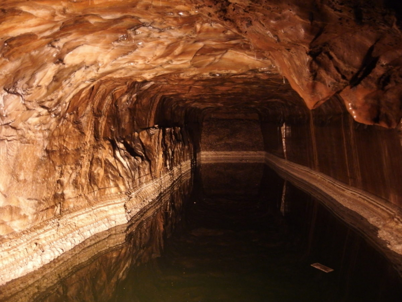 Hydrogen storage space in salt caves