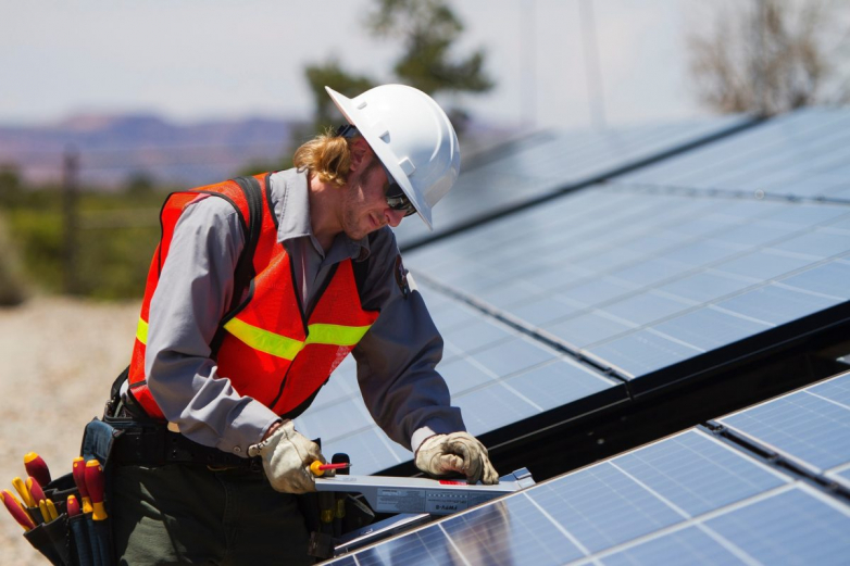 Wind instructions and tilt angle method to keeping panels cool