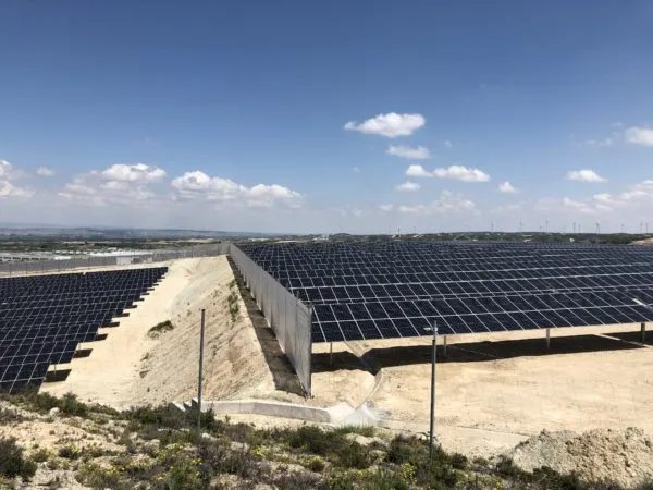 Windbreak wall surfaces for solar parks