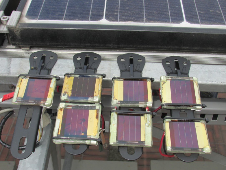 A method to track the outside efficiency of perovskite solar minimodules