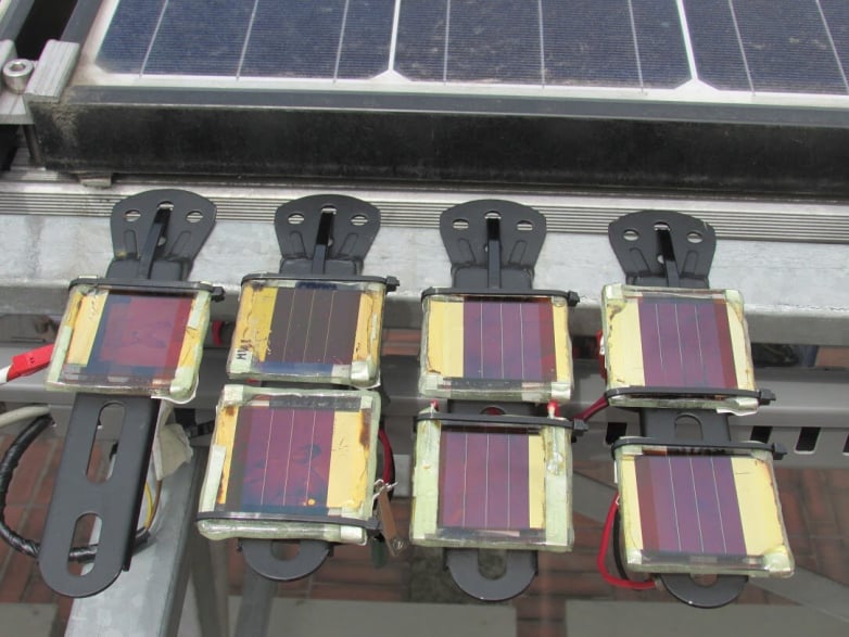 A method to track the outside efficiency of perovskite solar minimodules