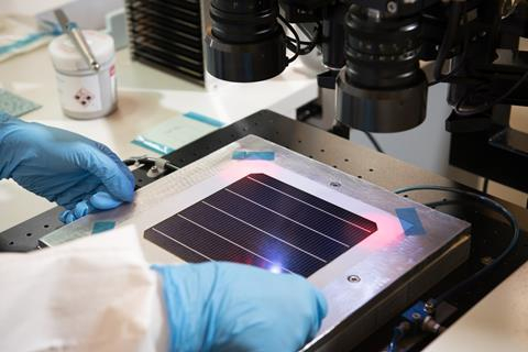 Breaking performance records with tandem solar cells