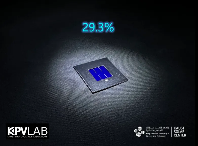 Inverted perovskite-silicon tandem solar cell with 29.3% effectiveness