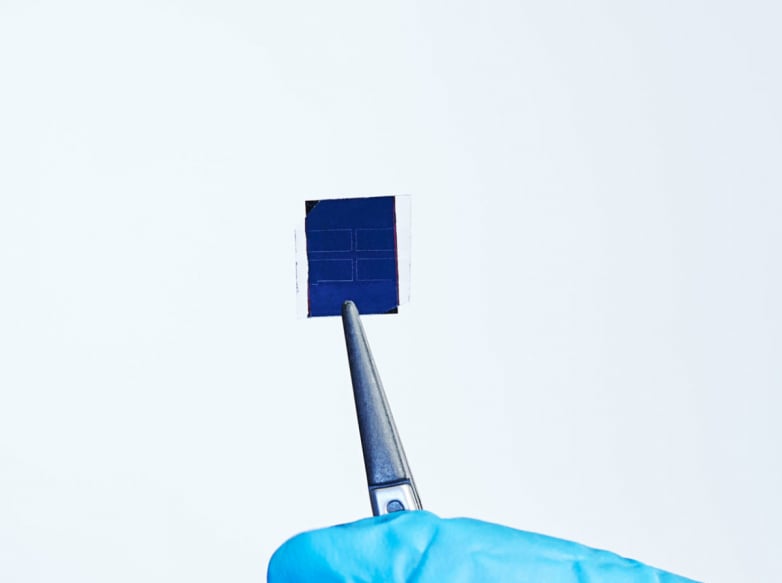 Monolithic perovskite-silicon solar cell with 20% effectiveness via new lamination method