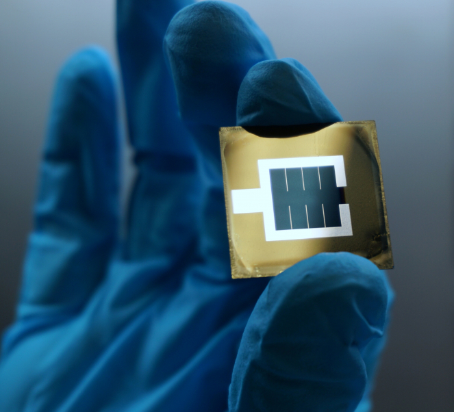 Tandem solar cell achieves 32.5% effectiveness
