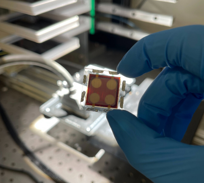 Researchers establish very stable formamidinium-cesium perovskite solar cells