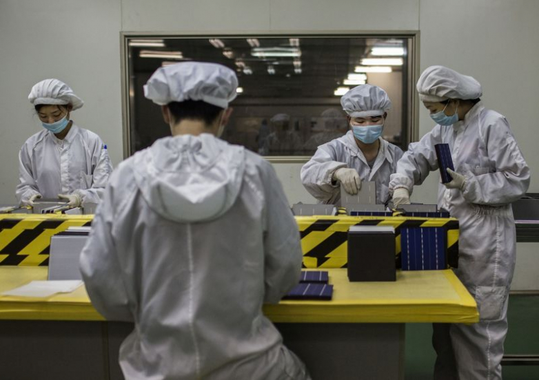 Large Solar Panel Manufacturers Boost Manufacturing as Costs Fall