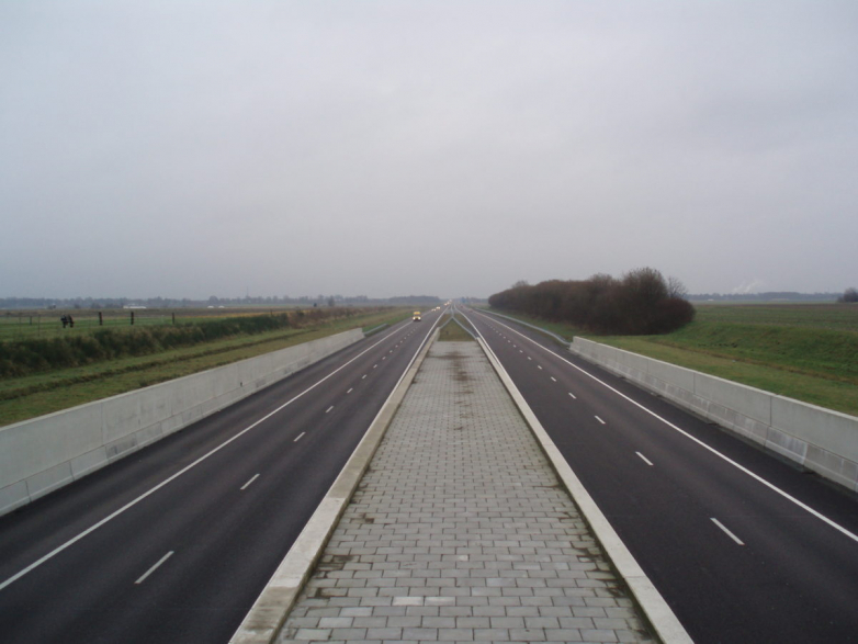 Solar farm will stretch along the 25-mi Dutch highway
