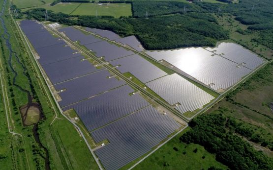 Solar farm fitted with batteries to fulfill grid output control needs browses the web in Japan