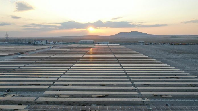 Karapınar Solar Energy Plant browses the web, Turkey.