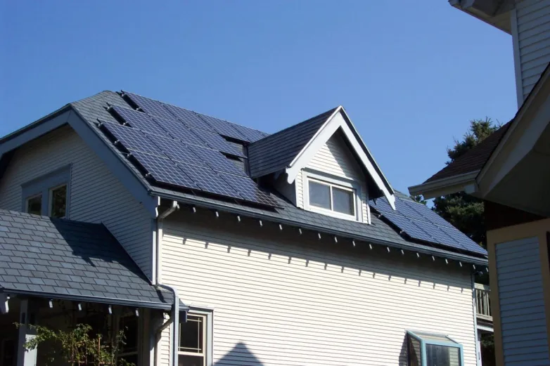 Reliable rooftop solar+ storage without MPPT